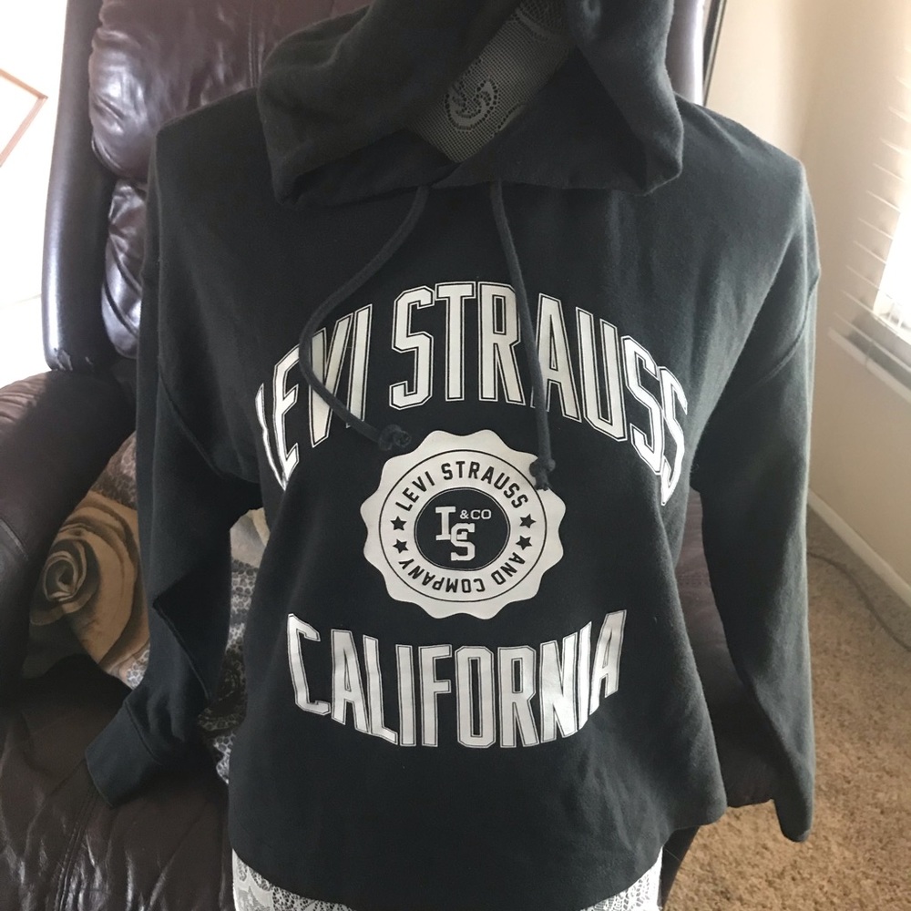 Levi’s cropped hoodie. 🥰❤️🙋🏻‍♀️ Classic Cali